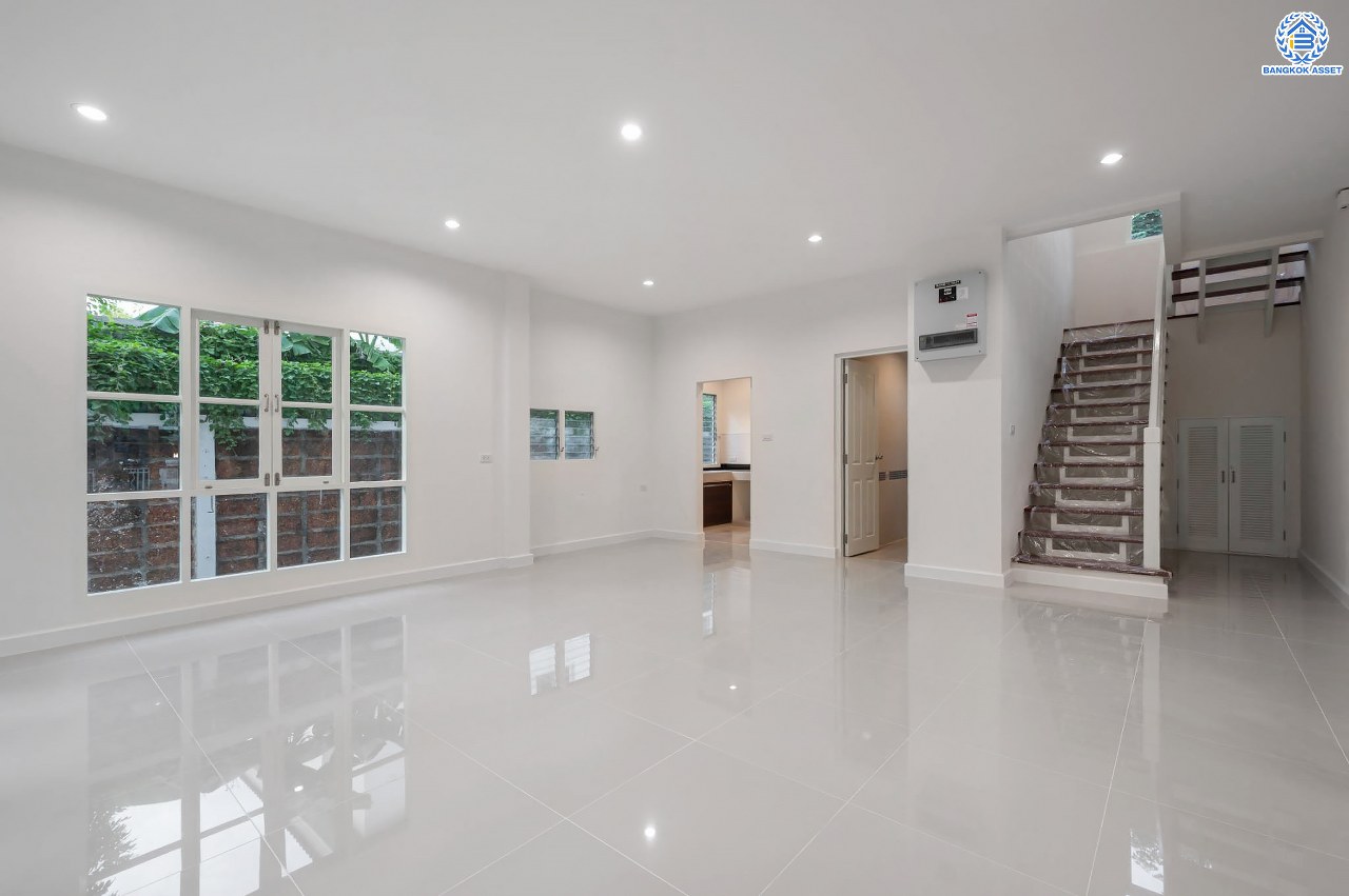 บ้านตกแต่งใหม่ โครงการ มัณฑนา  วัดพระเงิน ตกแต่งหรูหราดีไซน์สุด Classic เนื้อที่ 85.6 ตร.ว ฟังก์ชันจัดเต็ม 3 ห้องนอน 4 ห้องน้ำ 1 ห้องแม่บ้าน จอดรถได้ถึง 2 คัน เชื่อมต่อถนนกาญจนาฯ ใกล้รถไฟฟ้าสายสีม่วง "สถานีสามแยกบางใหญ่" และทางด่วน "ศรีรัช" รายล้อมด้วยสิ่งอำนวยความสะดวกมากมาย